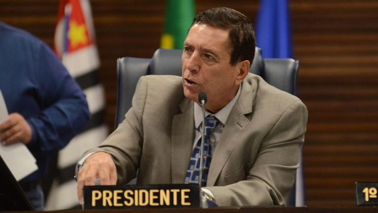 Sessão da Câmara de Guarulhos com presidente Martello conduzindo trabalhos