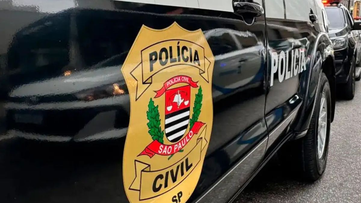 Viatura da Polícia Civil durante investigação de caso em São Paulo.