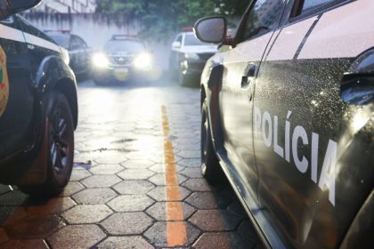Policial civil ajuda parto em carro de aplicativo em frente ao 98º DP na zona sul de São Paulo