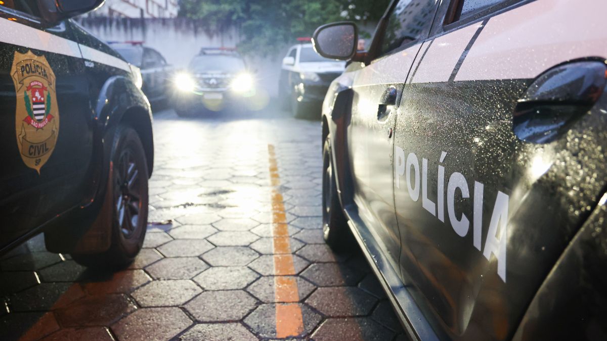 Policial civil ajuda parto em carro de aplicativo em frente ao 98º DP na zona sul de São Paulo