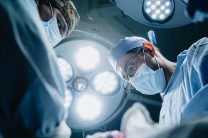 Equipamento utilizado em procedimento de histeroscopia em hospital.