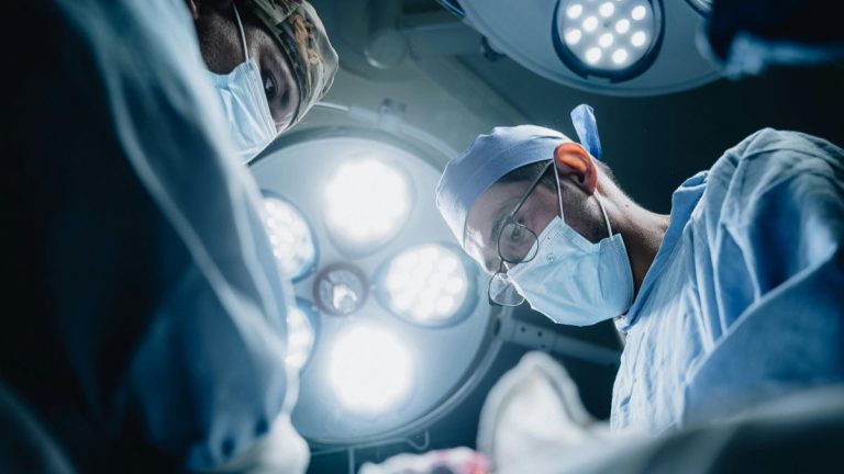 Equipamento utilizado em procedimento de histeroscopia em hospital.