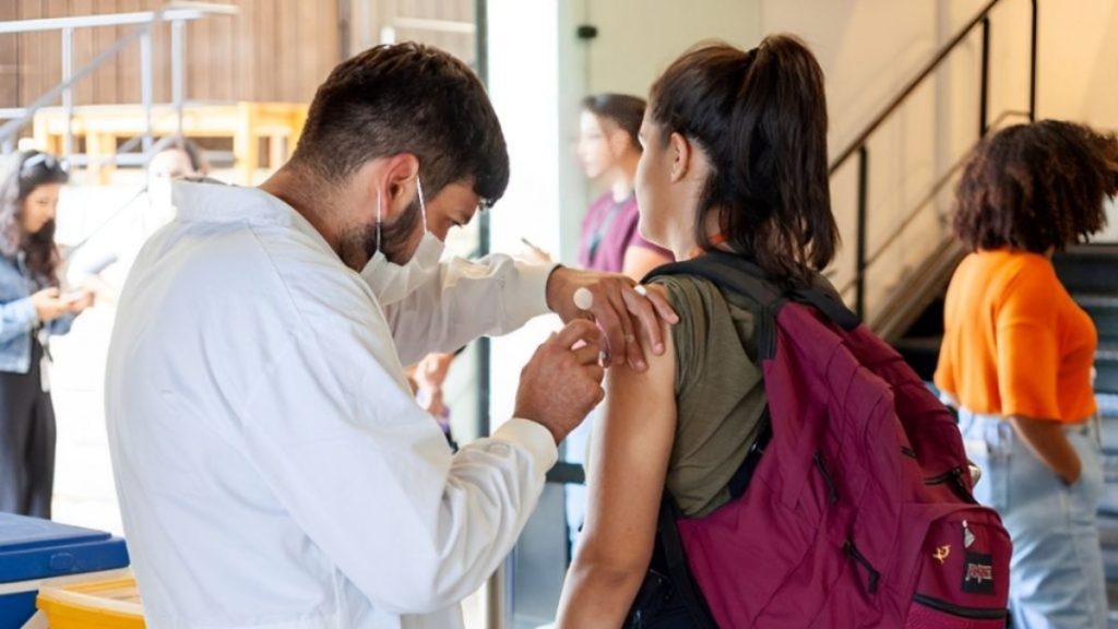 Campanha de vacinação contra a gripe em unidade básica de saúde em São Paulo