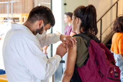 Campanha de vacinação contra a gripe em unidade básica de saúde em São Paulo