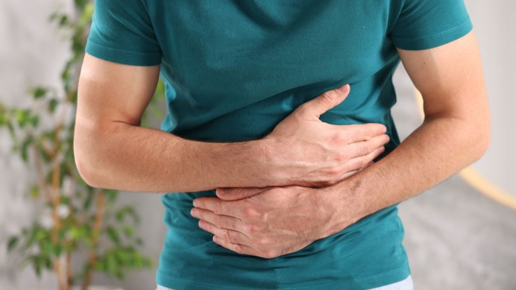 Paciente realiza teleconsulta médica por videochamada para tratar sintomas de virose em casa.