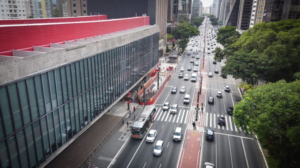 Veículos em circulação com destaque para pagamento do IPVA 2026 em São Paulo