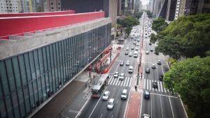 Veículos em circulação com destaque para pagamento do IPVA 2026 em São Paulo