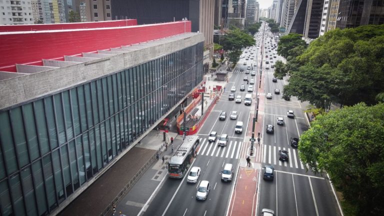 Veículos em circulação com destaque para pagamento do IPVA 2026 em São Paulo