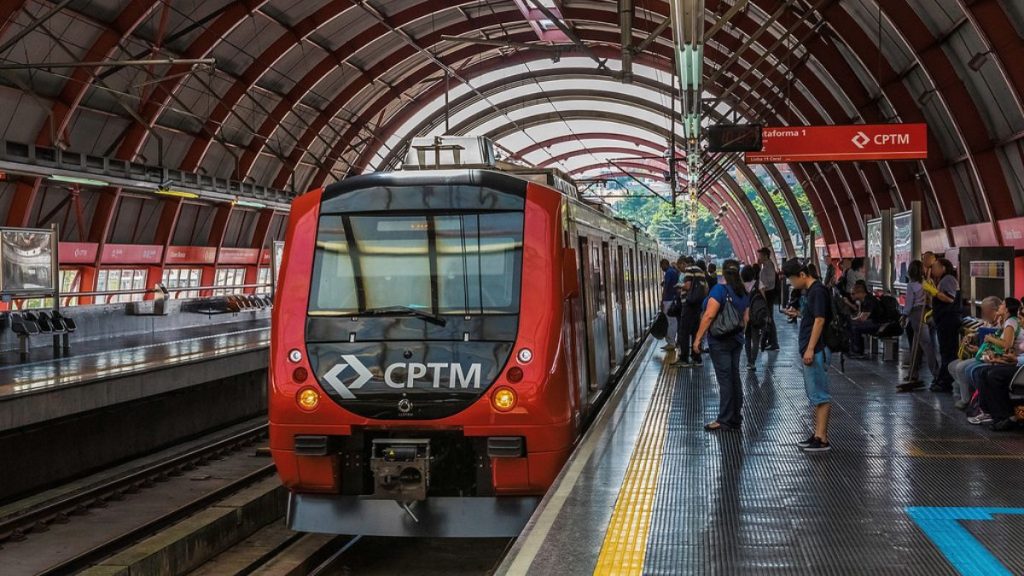 Trem da CPTM durante operação nas linhas metropolitanas de São Paulo