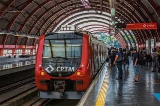 Trem da CPTM durante operação nas linhas metropolitanas de São Paulo