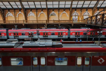 Passageiros aguardam trem da CPTM durante mudanças na circulação