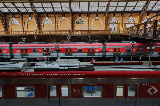 Passageiros aguardam trem da CPTM durante mudanças na circulação