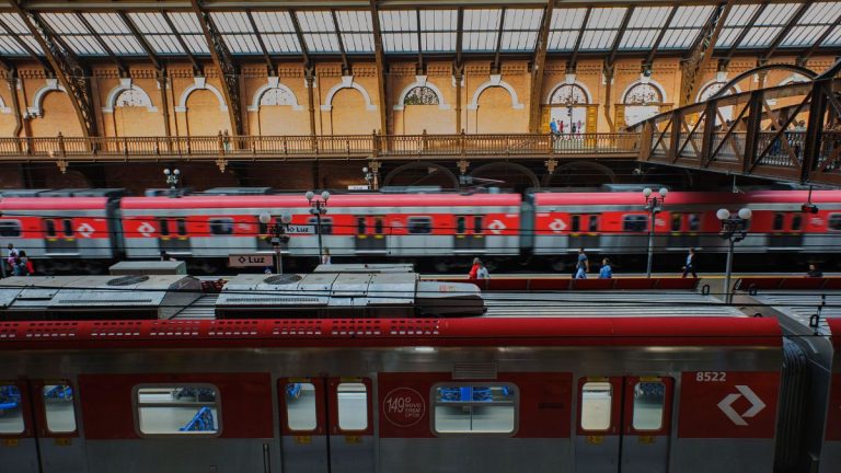 Passageiros aguardam trem da CPTM durante mudanças na circulação