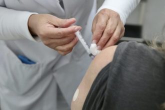 Vacinação contra febre amarela em unidade de saúde de São Paulo