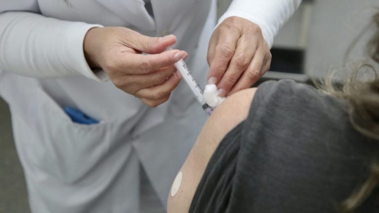 Vacinação contra febre amarela em unidade de saúde de São Paulo