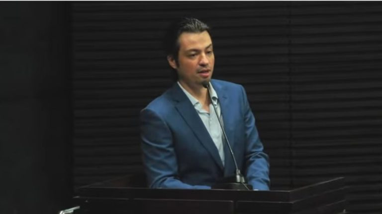 Ex-prefeito Guti fala na Câmara de Guarulhos durante sessão