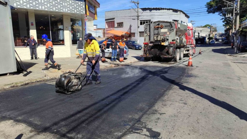 Equipe realizando tapa-buracos em rua de Guarulhos
