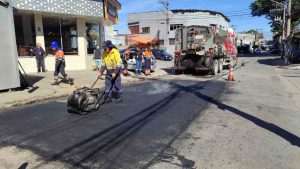 Equipe realizando tapa-buracos em rua de Guarulhos