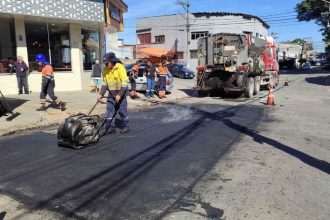 Equipe realizando tapa-buracos em rua de Guarulhos