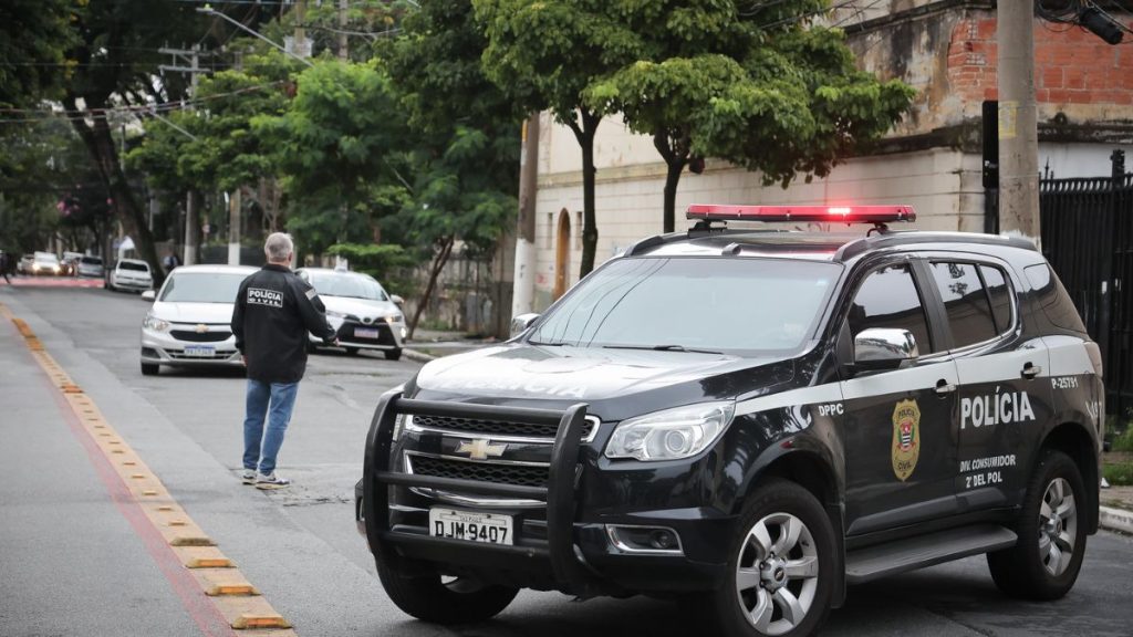 Equipamentos apreendidos em central de golpes descoberta pela Polícia Civil em São Paulo