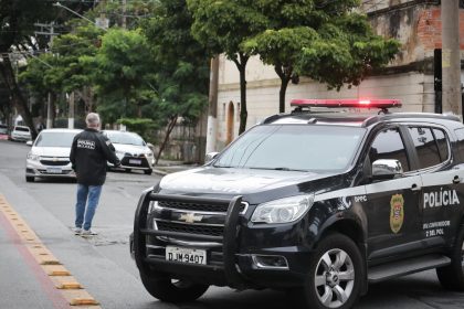 Equipamentos apreendidos em central de golpes descoberta pela Polícia Civil em São Paulo