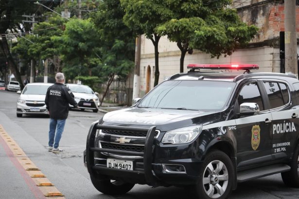 Equipamentos apreendidos em central de golpes descoberta pela Polícia Civil em São Paulo