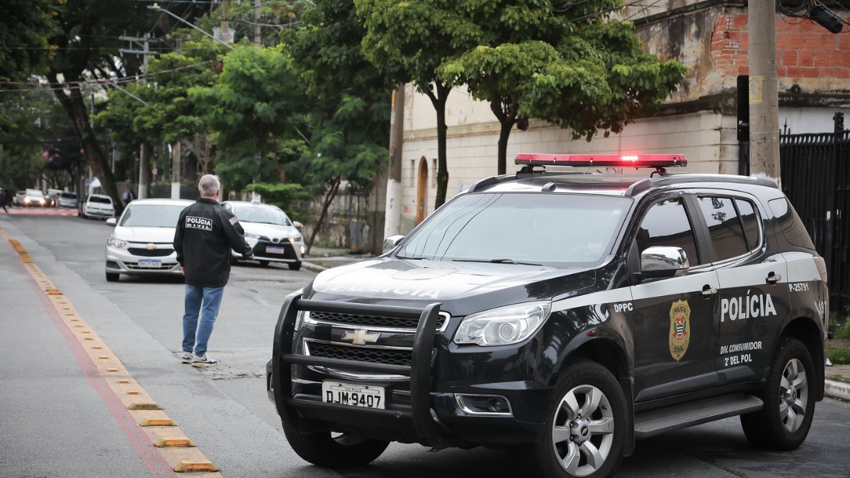 Equipamentos apreendidos em central de golpes descoberta pela Polícia Civil em São Paulo