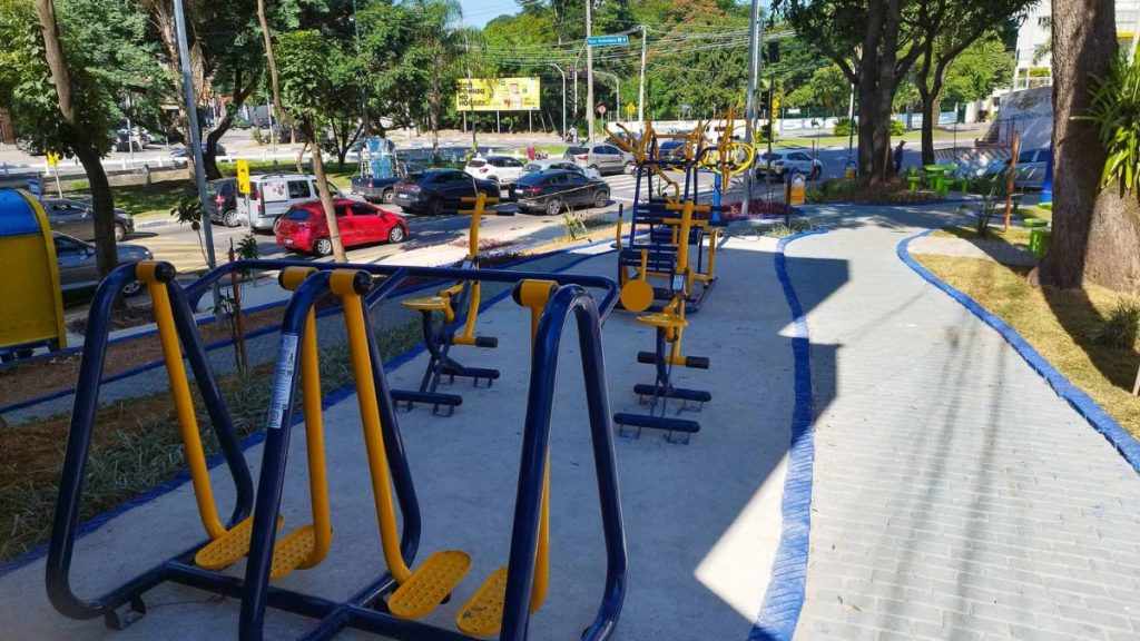 Praça com paisagismo e academia ao ar livre no bairro Picanço em Guarulhos