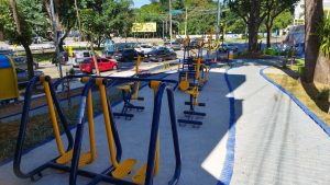 Praça com paisagismo e academia ao ar livre no bairro Picanço em Guarulhos