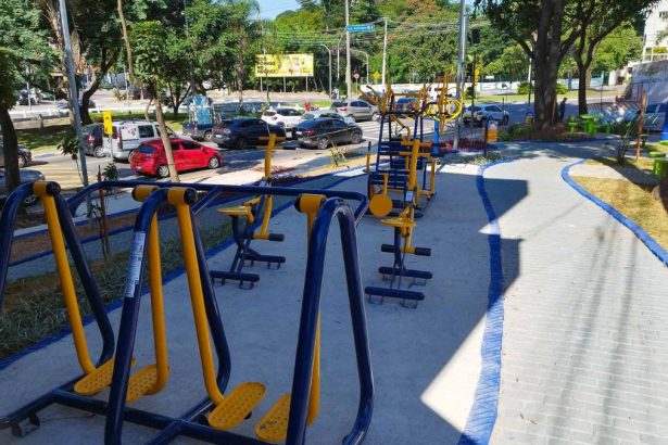 Praça com paisagismo e academia ao ar livre no bairro Picanço em Guarulhos