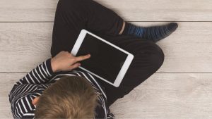 Uso de telas eletrônicas e cuidados para manter a saúde dos olhos