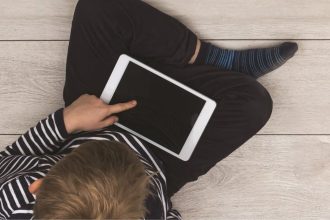 Uso de telas eletrônicas e cuidados para manter a saúde dos olhos