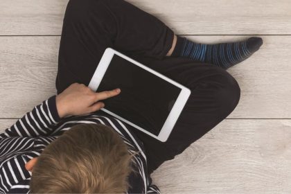 Uso de telas eletrônicas e cuidados para manter a saúde dos olhos