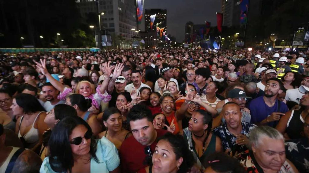 Palco com show musical durante a Virada Cultural em São Paulo
