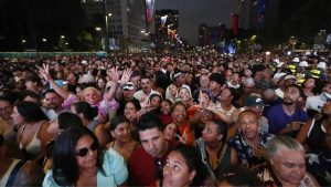 Palco com show musical durante a Virada Cultural em São Paulo