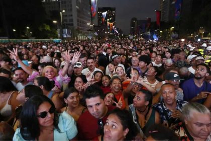 Palco com show musical durante a Virada Cultural em São Paulo