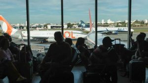 Aviões em pista durante interrupção de voos após falha no espaço aéreo em São Paulo