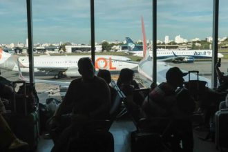 Aviões em pista durante interrupção de voos após falha no espaço aéreo em São Paulo