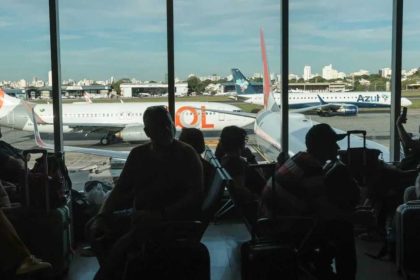 Aviões em pista durante interrupção de voos após falha no espaço aéreo em São Paulo