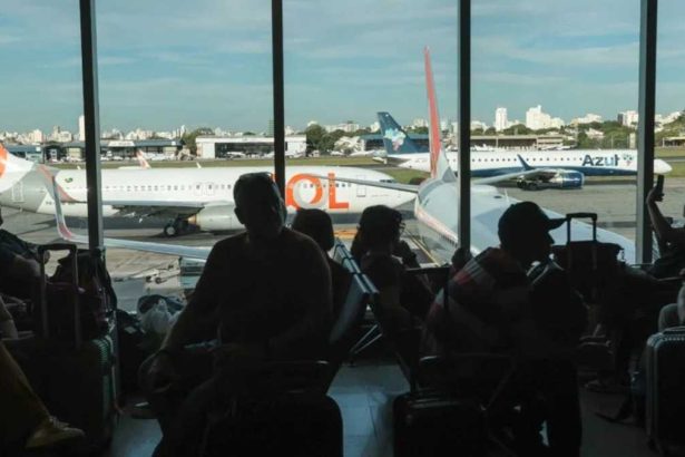 Aviões em pista durante interrupção de voos após falha no espaço aéreo em São Paulo