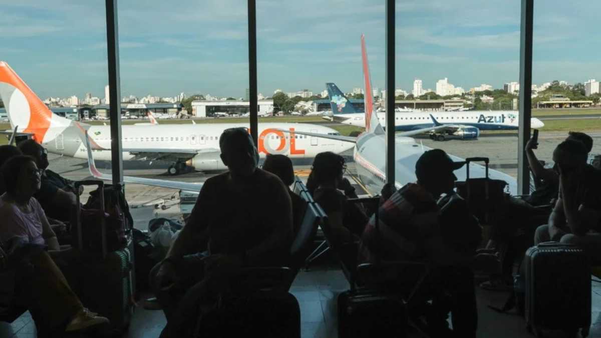 Aviões em pista durante interrupção de voos após falha no espaço aéreo em São Paulo