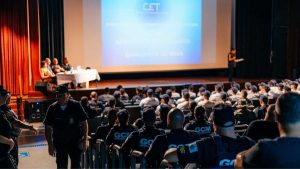 Agentes da GCM participando de palestra sobre segurança no trânsito no Teatro Elis Regina em São Bernardo
