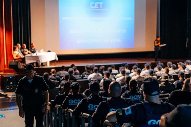 Agentes da GCM participando de palestra sobre segurança no trânsito no Teatro Elis Regina em São Bernardo