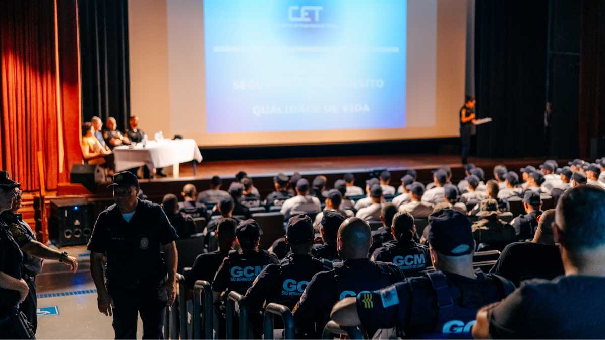 Agentes da GCM participando de palestra sobre segurança no trânsito no Teatro Elis Regina em São Bernardo