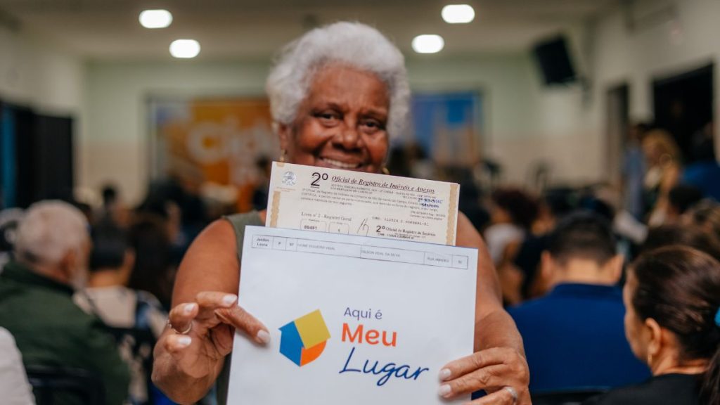 Moradores recebem escrituras de imóveis em evento no Jardim Laura