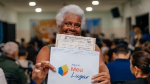 Moradores recebem escrituras de imóveis em evento no Jardim Laura