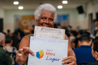 Moradores recebem escrituras de imóveis em evento no Jardim Laura