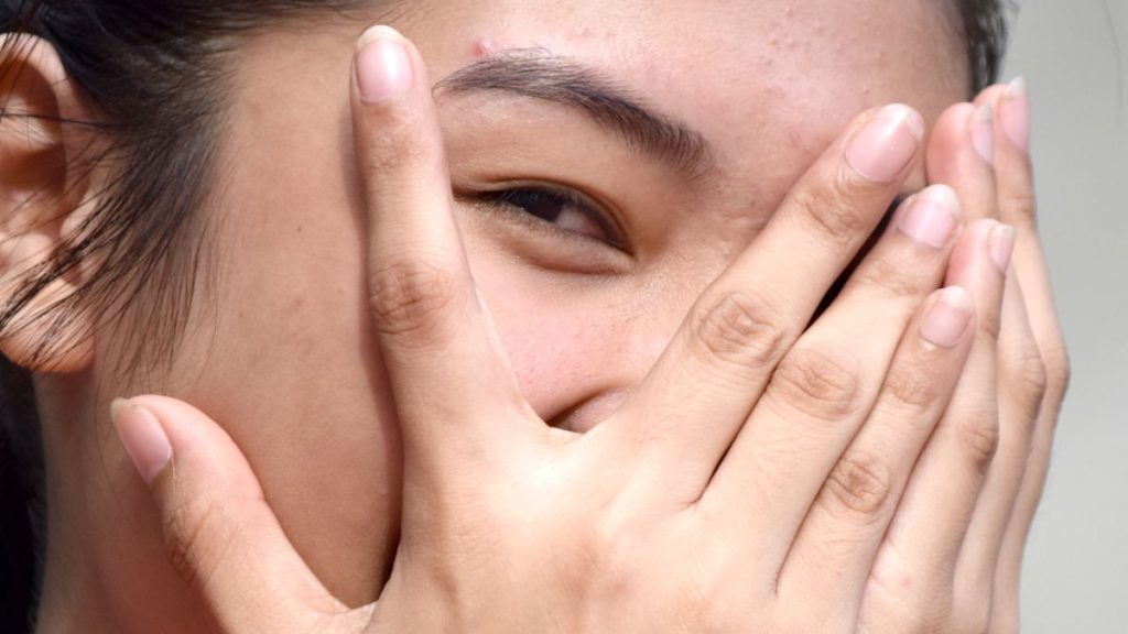 Pessoa tímida em situação social com dificuldade de interação