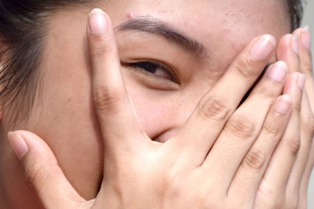 Pessoa tímida em situação social com dificuldade de interação