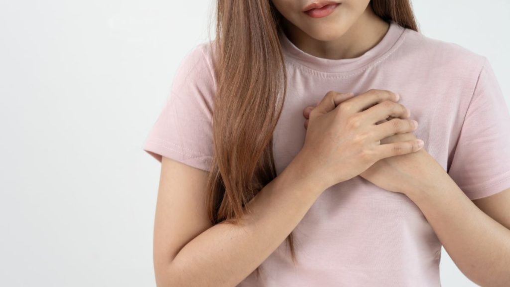 Mulher com expressão de preocupação relacionada à saúde cardiovascular